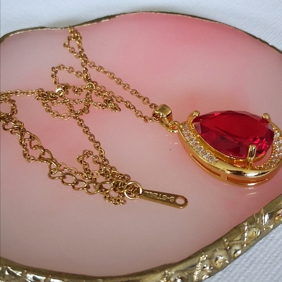Pretty Red & Gold Necklace - Picture 6 of 8